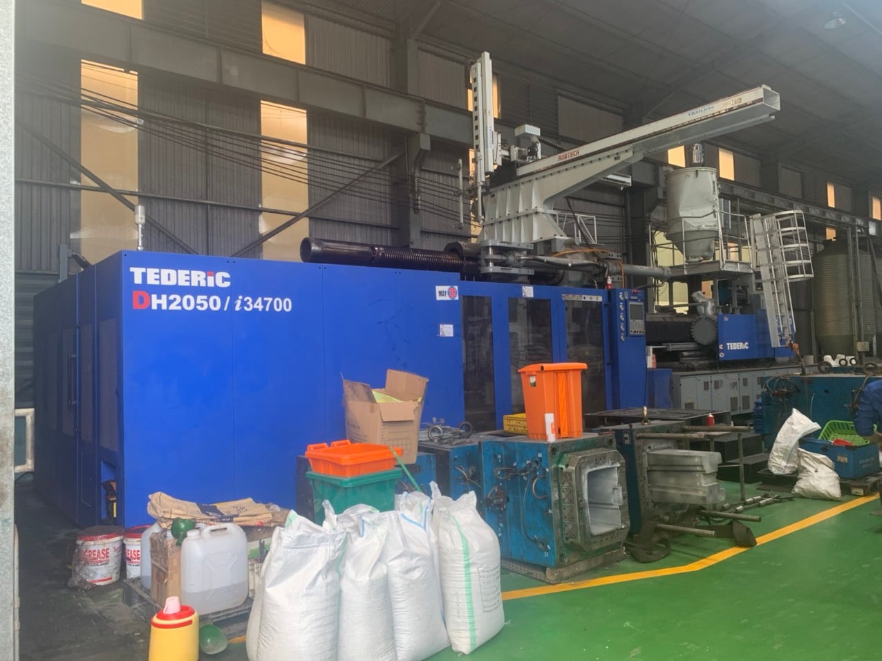 Plastic robotic injection molding machine 6.jpg